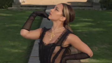 Cross pendant necklace of Jade Thirlwall in "Woman Like Me" (Little Mix ft. Nicki Minaj)