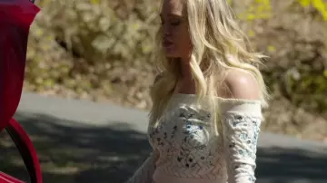 Le top blanc épaules dénudées Erdem de Kelsey Peters (Hilary Duff) dans Younger S04E03