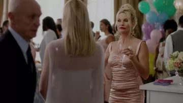 El vestido rosa dolce & gabbana de Alexis Carrington (Nicollette Sheridan) en Dinastía S02E03