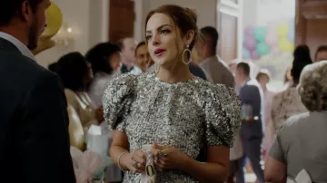La robe à sequins Ca­ro­lina Her­rera de Fallon Carrington (Elizabeth Gillies) dans Dynastie S02E03