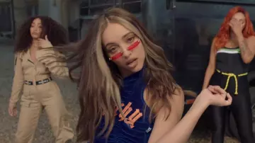 L'anarchie salopette bleue de Jade Thirlwall dans la musique de la vidéo "Femme Comme Moi" (Little Mix ft. Nicki Minaj"