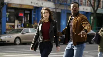 Chaqueta de cuero de Cara Bloom (Violett Beane) en God Friended Me S01E01