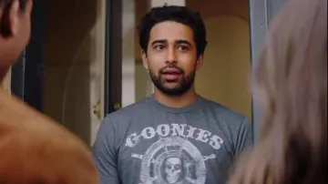 The t-shirt Goonies of Rakesh (Suraj Sharma) in God friended them to Me S01E01