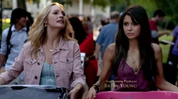 Le collier à pendentif oiseaux de Caroline Forbes (Candice King) dans The Vampire Diaries S05E01