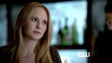 Le collier de Caroline Forbes (Candice King) dans The Vampire Diaries S04E22