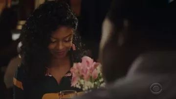 Pendientes de Ali Finer (Javicia Leslie) en God Friended Me (S01E03)