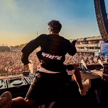 Sweat Oversize Off White Design Superimposed worn by R3hab on the account instagram of @r3hab