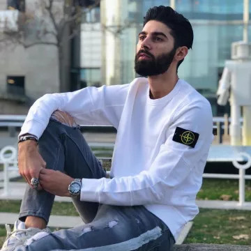 Le sweatshirt blanc Stone Island porté sur le compte Instagram @sostyle_off