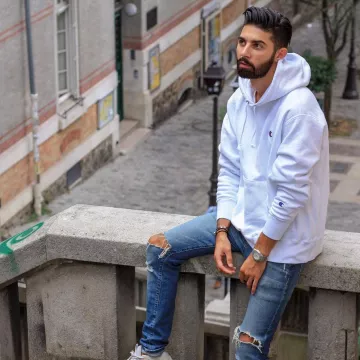 Le sweatshirt blanc à capuche Champion porté sur le compte Instagram @sostyle_off