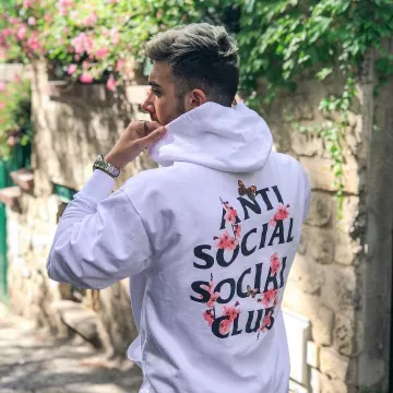 Le sweatshirt blanc à capuche Anti Social Social Club sur le compte Instagram @sostyle_off