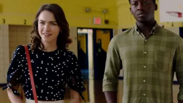 top estampado de puntos usado por Cara Bloom (Violett Beane) en God Friended Me S01E05
