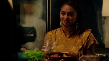 Vestido dorado de Topshop usado por Jaya (Shazi Raja) como se ve en God Friended Me S01E05
