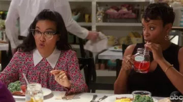 la blouse rouge à col blanc de Doris (Ali Wong) dans American Housewife (S03E04)