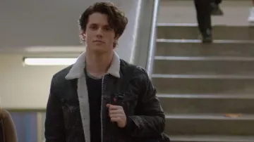 The jean jacket collar sherpa Levi's JD (James Scully) in Heathers S01E01