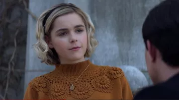 The wool sweater mustard yellow of Sabrina Spellman (Kiernan Shipka) in The New Adventures of Sabrina S01E04