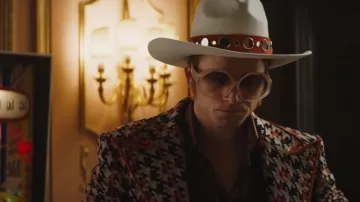 Las gafas de sol octogonales oversize que lleva Elton John (Taron Egerton) en Rocketman