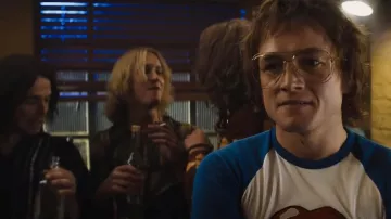 Las gafas de gran tamaño que lleva Elton John (Taron Egerton) en Rocketman