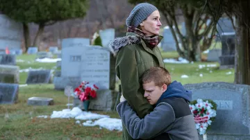 Gorro gris usado por Holly Burns (Julia Roberts) como se ve en Ben Is Back