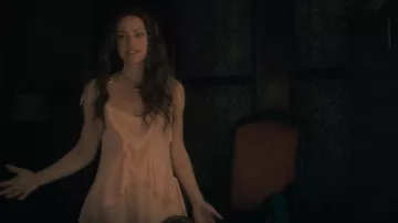 Camisón usado por Olivia Crain (Carla Gugino) como se ve en The Haunting of Hill House S01E02