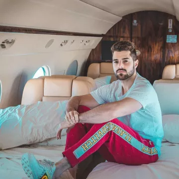 Zapatillas de cuero Rhyton Gucci con logo usado por Alok en su cuenta de Instagram @alok