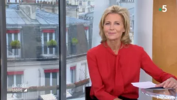 The blouse red Claire Chazal in free Entry to the 01/11/2018