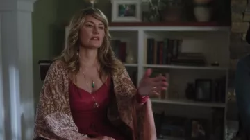 El vestido rojo asimétrico BCBGMAXAZRIA usado por Alice Cooper (Mädchen Amick) en Riverdale (S03E03)