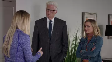 La chaqueta vaquera Madewell usada por Eleanor Shellstrop (Kristen Bell) en The Good Place S03E06
