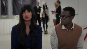 La blouse bleu marine L'Agence portée par Tahani Al-Jamil (Jameela Jamil) dans The Good Place S03E06