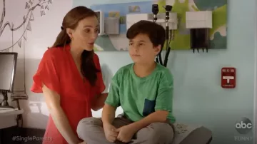 Parker Natalie Chiffon Vestido rojo usado por Angie D'Amato (Leighton Meester) como se ve en Padres solteros S01E06