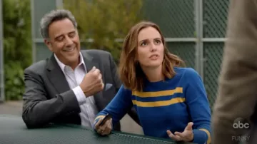 Rebecca Minkoff Marlowe Pull Bleu porté par Angie d'Amato (Leighton Meester) comme on le voit dans les Parents Célibataires S01E06