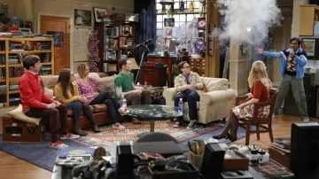 Les chaussures bateau (couleurs inversées) de Penny (Kaley Cuoco) dans The Big Bang Theory S07E03
