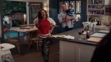 Mother The No Zip Misfit Camo Pants usado por Emet (Sarayu Blue) como se ve en I Feel Bad S01E06