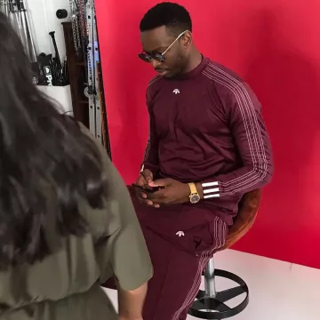 El chándal burdeos adidas x Alexander Wang que lleva Dadju en su cuenta de Instagram @dadju