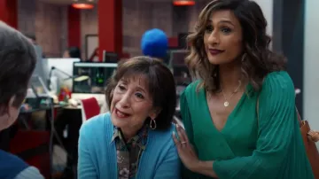 Alice + Olivia Bray Pli de la Manche Écharpe Verte en Haut porté par Emet (Sarayu Bleu) comme on le voit dans je me sens Mal S01E07