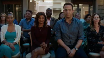 Bailey44 Vestido drapeado clandestino usado por Emet (Sarayu Blue) como se ve en I Feel Bad S01E07