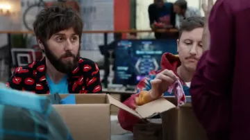 Camisa con estampado topman Lips usada por Chewey (James Buckley) como se ve en I Feel Bad S01E07