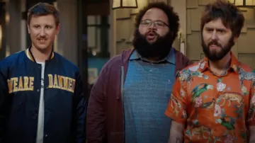 Topman Slim Fit Camisa Naranja Animal Print usada por Chewey (James Buckley) como se ve en I Feel Bad S01E07