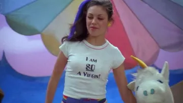 le t shirt i am so a virgin de jackie burkhart (mila kuni)s dans that 70's show s04e12