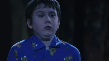 El pijama azul que lleva Neville Longbottom (Matthew Lewis) en Harry Potter en la Escuela del Hechicero