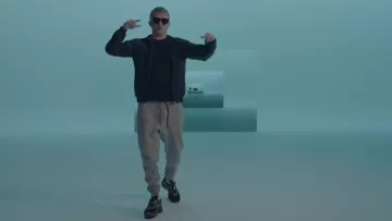 Le bas de survêtement Ralph Lauren porté par Vald dans le clip Qui dit mieux de Gringe feat. OrelSan, Suikon Blaz AD