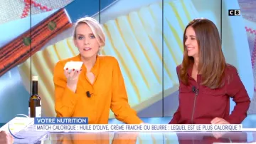 El vestido burdeos de Caroline Munoz en William al mediodía del 26/10/2018