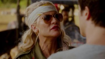 Sunglasses Aviator Ray-Ban of Alexis Carrington (Nicollette Sheridan) in Dynasty S02E04