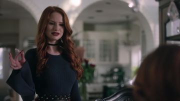 Le pull gris Guess by Mar­ciano porté par Cheryl Blossom (Madelaine Petsch) dans Riverdale S02E09