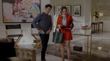 The mini-skirt orange suede Ganni scope by Fallon Carrington (Elizabeth Gillies) in Dynasty S02E04