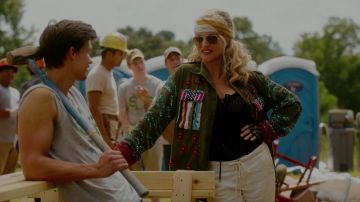 La veste militaire hippie par Libertine de Alexis Carrington (Nicollette Sheridan) dans Dynastie S02E04