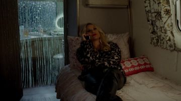 The sweater leopard-print Stella McCartney worn by Alexis Carrington (Nicollette Sheridan) in Dynasty S02E04