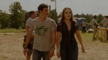 La combinaison en jean AO.LA by Alice + Olivia portée par Fallon Carrington (Elizabeth Gillies) dans Dynastie S02E04