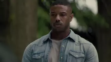 La chemise en jean délavée portée par Adonis Johnson (Michael B. Jordan) dans Creed II