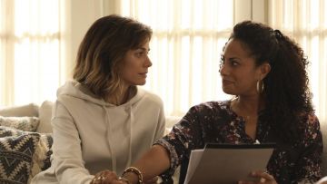 White hoodie worn by Delilah Dixon (Stephanie Szostak) as seen in A Million Little Things S01E02