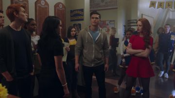 La robe rouge portée par Cheryl Blossom (Madelaine Petsch) dans Riverdale S02E10